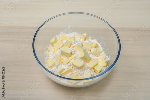 Robić kruszonkę do ciasta, w misce mąka i pokrojone w kostkę masło 