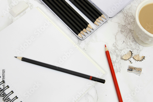 Brulion i ołówki na biurku na jasnym tle. 