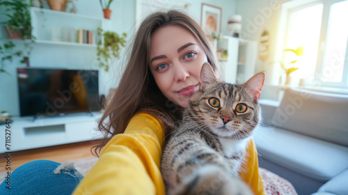 Mulher e seu gato fofo em casa no estilo selfie