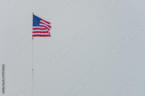 Le drapeau américain qui s'effiloche en lambeaux, témoin d'un monde en transition ?