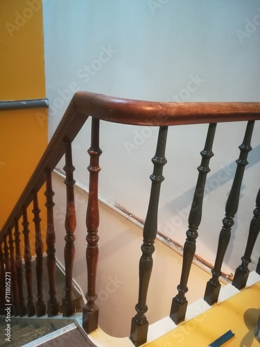 Rénovation et peinture d'une vieille cage d'escalier dans une maison de maître