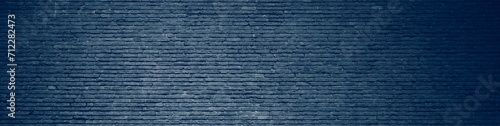 Backsteinwand mit blauer Farbe als Hintergrund Banner mit alten Steinen