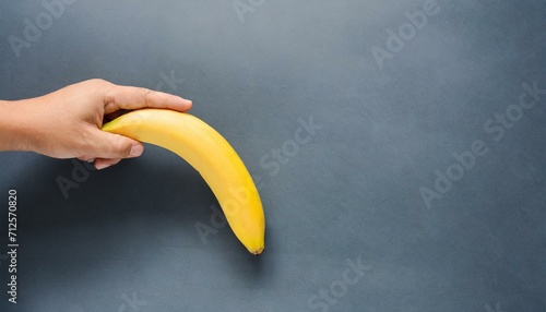 mão segurando banana para baixo, conceito saúde sexual