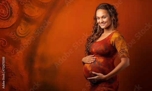 Belle femme enceinte debout sur fond coloré, image avec espace pour texte