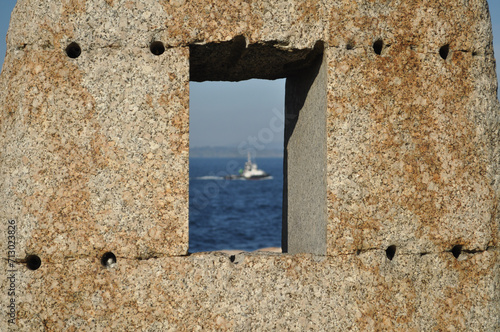 Vista de un barco a través de una piedra