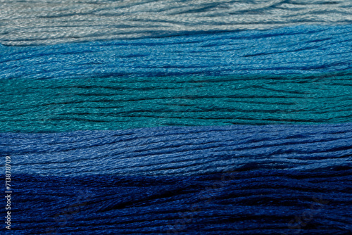 Tło struktura sznurki w różnych odcieniach koloru niebieskiego leżą ułożone równoległe do siebie, poziomo, przypominając fale