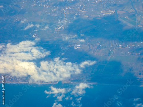 Vista aerea tra le nuvole dal finestrino di un aereo 1906