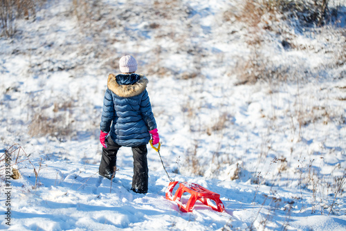  dziewczynka na sankach zabawa na śniegu zimą