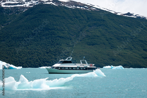 Barco navegando entre icebergs y bloques de hielo, en las cercanías del glaciar Perito Moreno