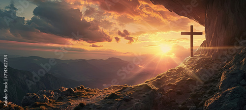 cruz de madera en la cueva de una montaña, sobre fondo de montañas, cielo, nubes y bella puesta de sol, concepto religiones 