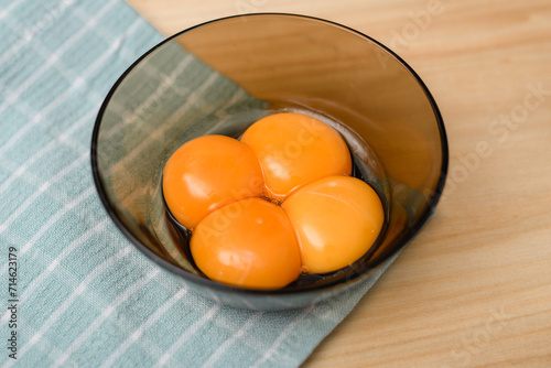 Surowe żółtka jaj z bliska, izolowane w miseczce 