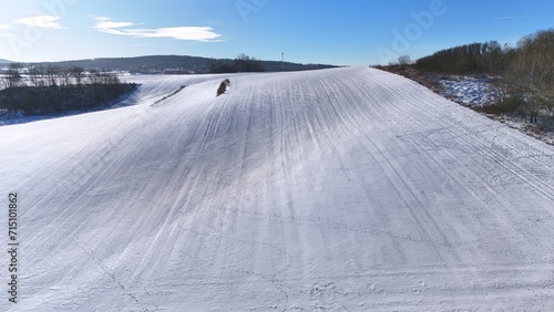  Krajobraz zimowy, śnieg na stoku górskim, drzewa, zdjęcie zrobione pod słońcem.