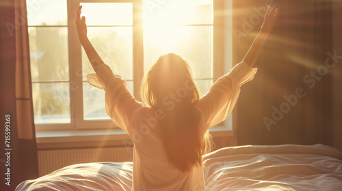 Mulher acordando em sua cama e se espreguiçando ao nascer do sol