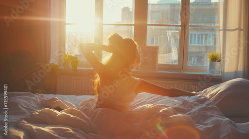 Mulher acordando em sua cama e se espreguiçando ao nascer do sol