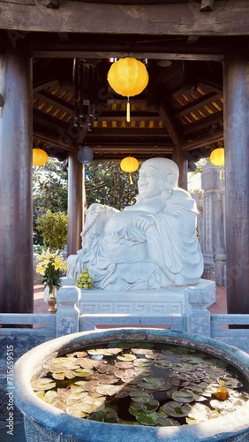 Budda pomnik z lampionami