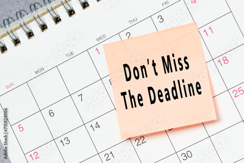 Dont miss the deadline text on sticky note on a calendar.