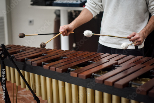 MARIMBA Y BAQUETAS DE PERCUSIÓN