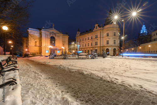 Teatr, fontanna i poczta Bielsko-Biała zimą wieczorem