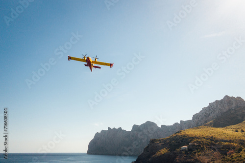 Un canadair survolant l'île de Majorque. Un bombardier d'eau au dessus de Majorque. Avion luttant contre les incendies. Risque d'incendie en méditerranée.