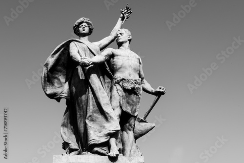 Statua in bronzo su ponte Umberto I a Torino,rappresentante"Maestà che protegge l'industria" di Cesare Reduzzi