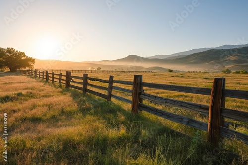 Malowniczy krajobraz, ogrodzone ranczo o wschodzie słońca