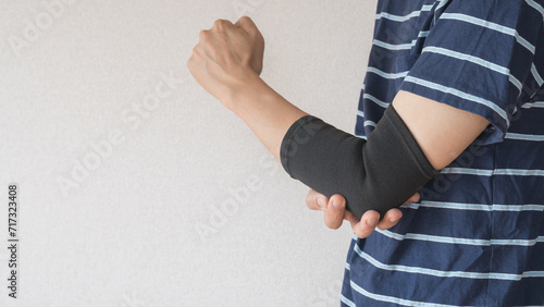 肘サポーターをする男性｜関節痛イメージ