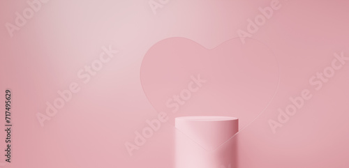 ピンク色の背景に台座。ハート型にくりぬいたガラス。コピースペース。（横長）