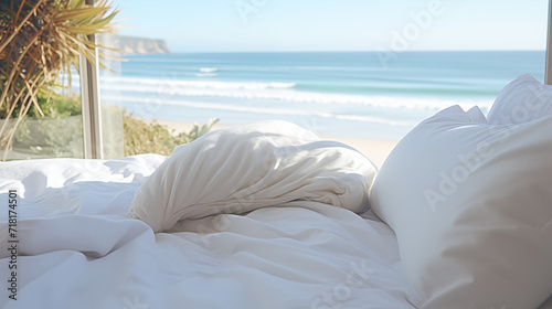 Chambre à coucher, gros plan sur un lit devant une fenêtre. Vue d'un paysage de plage, mer, océan, ensoleillé. Calme, détente. Oreiller, literie, couverture. Pour conception et création graphique.