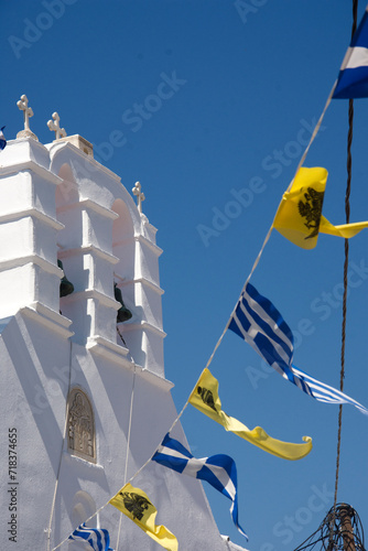 campanile greco con bandiere appese