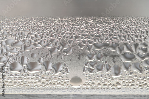 Kondenswasser an einer Fensterscheibe