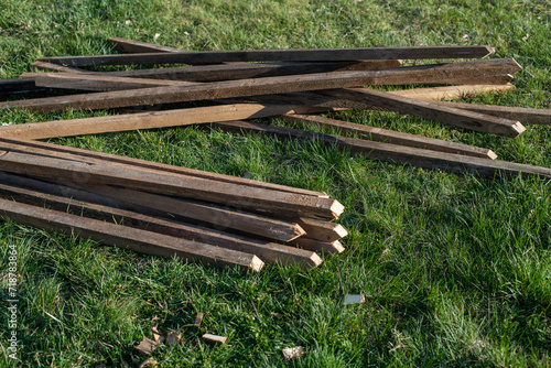 Benjeshecke aus Totholz im Garten selber bauen, Pfosten aus Holz einschlagen 
