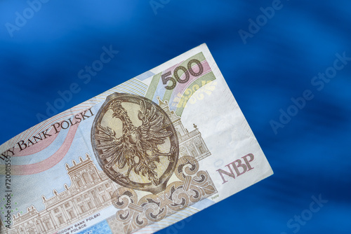 Banknot pięćset złotych izolowany na niebieskim tle 