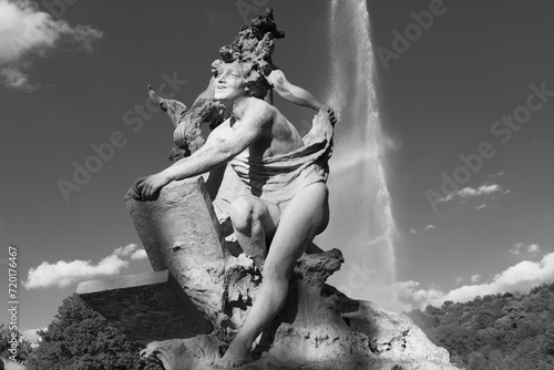 Una statua della fontana dei dodici mesi di Torino nel parco del Valentino.