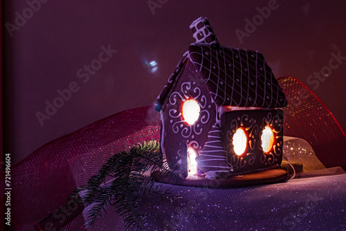 Ręcznie robiony domek z piernika: słodka ozdoba świąteczna, domek uwieńczony cukrowym dachem, pełen ciepła i magii bożonarodzeniowego czasu, ze światełkiem w środku.