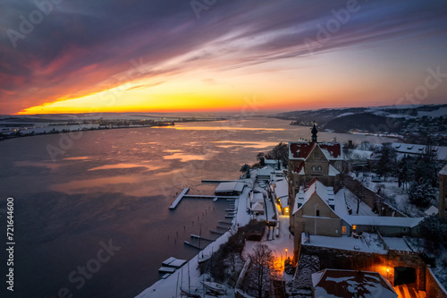 Wunderschöner Sonnenuntergang mit dramatischem Himmel über dem Süßen See am Schloss Seeburg