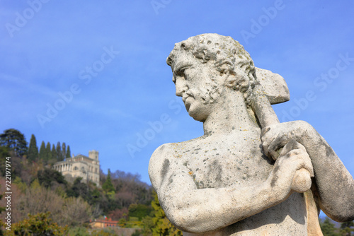 statua di uomo col martello, statue of man with ham 