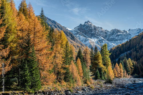 Naturmaler Herbst: Berglandschaft in lebendigen Herbsttönen