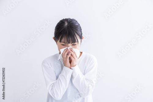 鼻水をかむ女の子 girl with runny nose