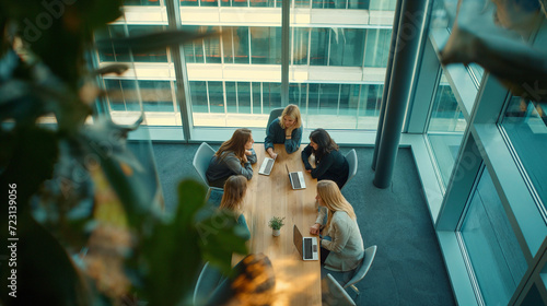 réunion de femme d'affaires dans un bureau moderne d'une tour d'entreprise, vue zénithale, haut plafond 