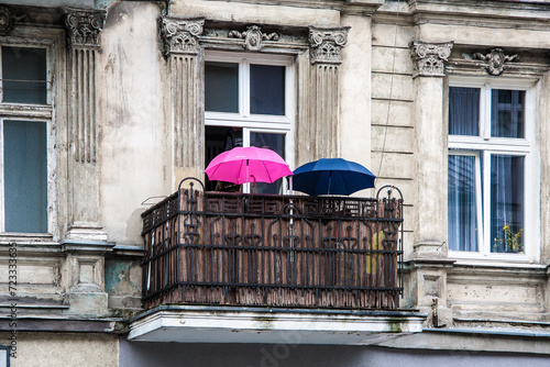 Parasolki na balkonie starego domu