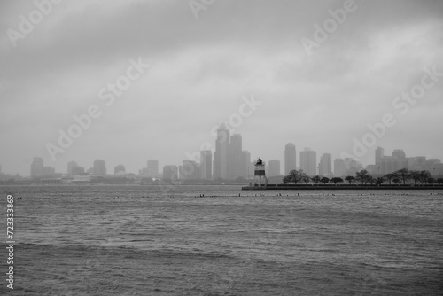 Panorama Centrum Miasta Chicago w mgle czarno-biała
