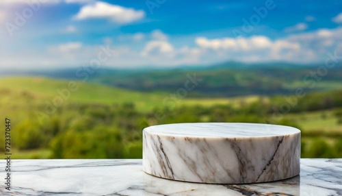 base de mármore circular para produto em fundo paisagem