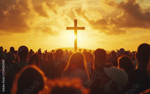 Multidão de pessoas adorando a cruz, hora dourada