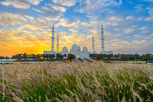 The Sheikh Zayed Grand Mosque, the largest mosque in the UAE, as the sun sets behind, in Abu Dhabi, United Arab Emirates.