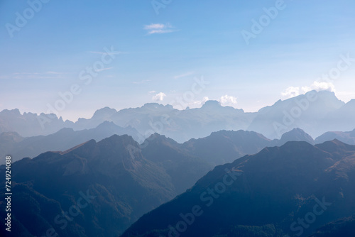 Blick vom Gipfel des Lagazuoi, Dolomiten, Italien, im Gegenlicht