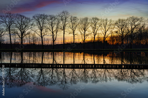 Zachód słońca België Limburg Kanałowe odbicia