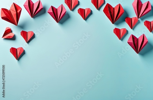 Rote und rosa Origami-Herzen auf einem hellblauen Hintergrund, die eine romantische und kreative Atmosphäre schaffen, ideal für Valentinstags-Postkarten. Generative KI