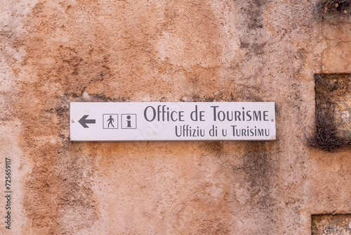 Schild Tourismusinformation auf französisch und korsisch, Corte, Korsika, Frankreich