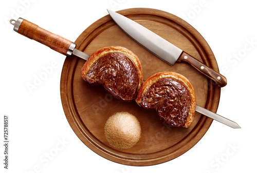 espeto com carne de picanha sobre tábua de servir de madeira acompanhado de farofa e faca visto de cima isolado em fundo transparente - churrasco brasileiro
