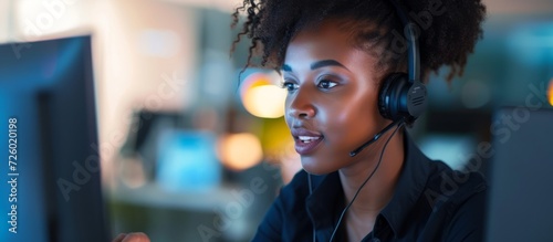 A black woman consults and assists with tech help in a call center, involving telemarketing, networking, and digital consultation.